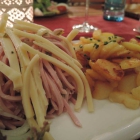Foto zu Weinstube Hoppeditzel: Straßburger Wurstsalat mit Bratkartoffeln