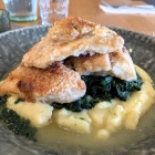 Foto zu Soho | Lunch & Bistro im Hotel Soho: Rotbarschfilet unter Panko-Kräuterkruste mit Kartoffelpüree und Blattspinat