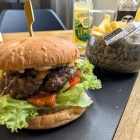 Foto zu Soho | Lunch & Bistro im Hotel Soho: Cheeseburger mit Pommes