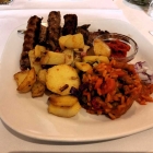 Foto zu Langerfelder Hof: Dalmatia-Teller mit Cevapcici, Raznjici und Schweinefilet - Fleisch trocken - Cevapcici TK-Ware - Bratkartoffeln weich, anscheinend warmgehalten - Massenabfertigung - einmal und nie wieder