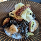 Foto zu Gehrlein's Hardtwald: Gerösteter Pulpo auf hausgemachten Sepia-Fusilli mit Fenchel und Knoblauch