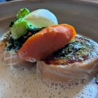 Foto zu Gehrlein's Hardtwald: Gelackter Norge-Lachs mit Spinat, Gemüse und Zitronen-Beurre-Blanc