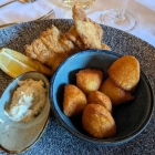 Foto zu Gehrlein's Hardtwald: Gebackenes Zanderfilet mit Kartoffelkrapfen und Remoulade