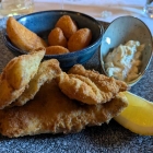 Foto zu Gehrlein's Hardtwald: Gebackenes Zanderfilet mit Kartoffelkrapfen und Remoulade