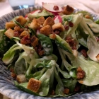 Foto zu Gehrlein's Hardtwald: Kleiner Feldsalat mit Speck und Croutons an Sauerrahmdressing