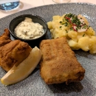 Foto zu Gehrlein's Hardtwald: Paniertes Zanderfilet mit Kartoffelsalat und Remouladensauce