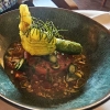 Zucchiniblüte mit Ricotta gefüllt auf Tomatensalat