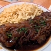 Zarter Fleischgenuss mit großzügiger Zwiebelauflage