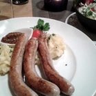 Foto zu Landgasthaus Müller: Wildbratwürstchen/Kartoffelpüree/Salat/Feigensenf