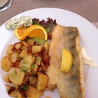 Foto zu Zur alten Fischräucherei: Zander gebraten auf Kräutersauce dazu Kräuterbutter und Bratkartoffeln