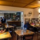 Foto zu Gasthaus Hofgut Maxau: Gemütlicher Gastraum