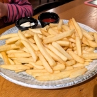 Foto zu Gasthaus Hofgut Maxau: Portion Pommes Frites fürs Töchterchen
