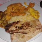 Foto zu Restaurant Continent: Curry-Mango-Huhn mit Reis, frisch gebackenem Fladenbrot und einem Brei aus Spinat und Käse