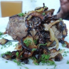 Foto zu Göcklinger Hausbrauerei: Rumpsteak mit Röstzwiebeln