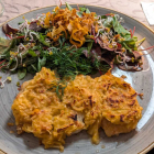 Foto zu Binnen un Buten · Fischrestaurant: Kabeljau mit einer Hülle aus Apfel und Sanddorn und Salat mit Honig-Thymian Dressing