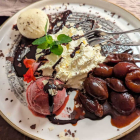 Foto zu Binnen un Buten · Fischrestaurant: Heiße Pflaumen mit Zimt- und Pflaumensorbet.