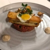 Rindertartar mit getrüffeltem Croque Madame und Wachtelspiegelei