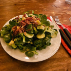 Ackersalat mit Speck und Zwiebel