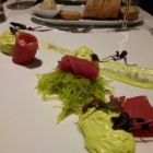 Foto zu Restaurant 1854 im Hideaway-Hotel Marienhöh: Valrhona Guanaja 72%, flexible Schokoladenganache, Blutorangensorbet und Pistazienbiskuit