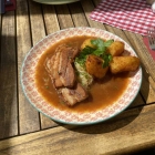 Foto zu Restaurant Pillhofer: Gegrillter Schweinebraten mit Röstkloß , Biersoße und hausgemachtem Speck - Wein Sauerkraut 2026 14,90 €