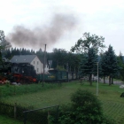Foto zu Waldfrieden: Blick auf die Fichtelbergbahn hinterm Haus entlang fahrend