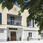 Foto zu Zum Schlössle Finningen - Restaurant Hotel: Der Eingangsbereich des Hotels mit Parkplätzen direkt vor dem Hotel