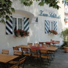 Foto zu Zum Schlössle Finningen - Restaurant Hotel: Der Biergarten unter dem großen, schattigen Kastanienbaum lädt zur zünftigen Brotzeit ein