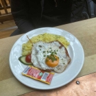 Foto zu Brauhaus 1516: Abgebräunter bayrischer Leberkäs mit Spiegelei und  Kartoffelsalat 2025 11,10 €