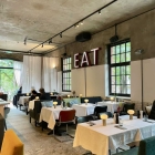 Foto zu Restaurant & Deli der Bullerei by Tim Mälzer: Innenansicht.