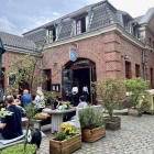 Foto zu Restaurant & Deli der Bullerei by Tim Mälzer: Außenansicht und Terrasse.