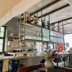 Foto zu Restaurant & Deli der Bullerei by Tim Mälzer: Die Bar.