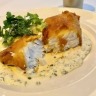 Foto zu Restaurant & Deli der Bullerei by Tim Mälzer: Der Fisch zerfiel in seine Lamellen und war noch saftig.