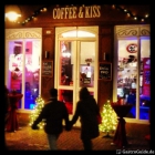 Foto zu Coffee & Kiss: Außenansicht in der Weihnachtszeit