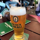 Foto zu Blockbräu: Ein kühles Alster auf der Hafenterrasse geht immer!