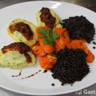 Foto zu Vaust | Brauereigaststätte & Weinbar: Kartoffel-Sellerie-Nocken mit Tomatenpistou, glasierten Ingwer-Karotten und Belugalinsen-Jus