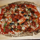 Foto zu Vaust | Brauereigaststätte & Weinbar: DER SPANISCHE FLAMMKUCHEN (Wechselnd)
Mit Paprikapistou, veg. Chorizo, schwarze und grüne Oliven, Mozzarella-Käse und Thymian-Zitrus-Öl
(auch Vegan möglich mit unserem hausgemachten veganen Mozzarella)