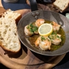 Hübsch präsentierte Prawns mit fluffiger Focaccia