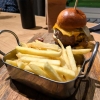 Chili Cheese Burger mit Pommes (auf einem Brett)
