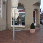Foto zu Espresso + More: Vorplatz im Sommer mit Stehtischen