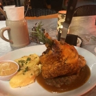 Foto zu Restauration 1840 · Hackescher Markt: Schweinshaxe vor der Enttäuschung