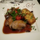 Foto zu Maravilla: Gebratene Kalbsfiletmedallions auf Rotweinjus an mediterranem Grillgemüse und Kartoffelplätzchen