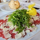 Foto zu The Grill Upper River: Rindercarpaccio mit Parmigiano