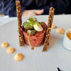 Foto zu The Grill Upper River: Handgeschnittenes Tatar