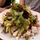 Foto zu Wirtshaus Rose: Bauernsalat mit Oliven und Schafskäse