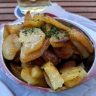 Foto zu Wirtshaus Rose: Ordentliche Bratkartoffeln zum Wurstsalat