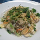 Foto zu Restaurant Lac Viet: Auswahl an Speisen. Gebratenes Hühnchen mit frischem vietnamesischem Gemüse. ohne Glutamat.