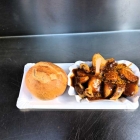 Foto zu Mö-Grill: Die Kult-Currywurst mit knackfrischem Brötchen und würziger, leicht scharfer Sauce - damals wie heute gut