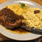 Foto zu Einhorn: Zwiebelrostbraten mit Spätzle und Kartoffelsalat - gute schwäbische Hausmannskost
