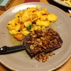 Foto zu Einhorn: Knoblauchrostbraten mit Röstkartoffeln - Fleisch sehr gut, reichlich gut gerösteter Knoblauch, die Röstkartoffeln waren leider recht blässlich und weich - alles schön würzig