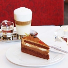 Foto zu Wiener Kaffee: Kaffeespezialitäten & Torten aus der hauseigenen Patisserie.
